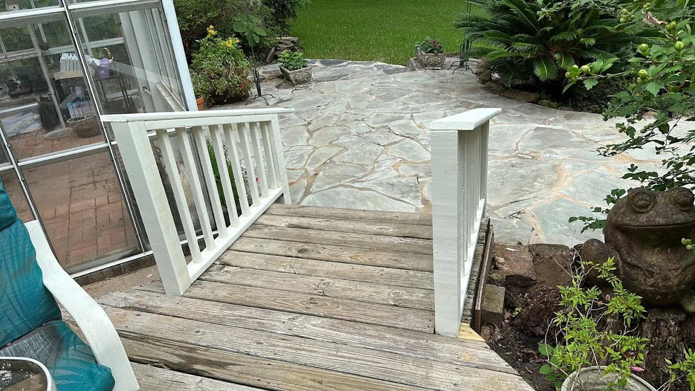 Wood deck and flagstone patio outdoor living area built by IAS Boutique Remodeling in Houston, TX.